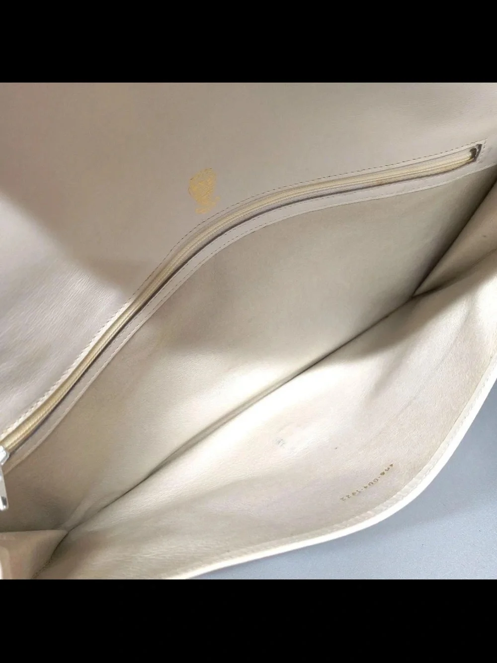 Gucci White Envelope Leather Clutch with Gold-Tone Hardware